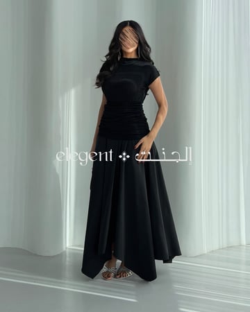 فستان أسود أنيق بقصة ناعمة وانسدال فاخر