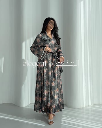 جلابية مزهرة بتصميم ناعم وانسيابي