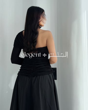 فستان سهرة أسود بقصة عصرية وانسيابية ناعمة