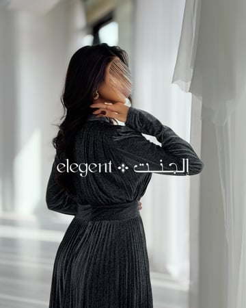 فستان فضي بلمسة لامعة وأناقة هادئة