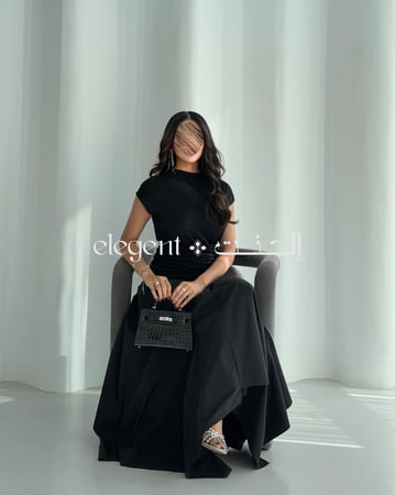 فستان أسود بانسدال واسع وتصميم راق