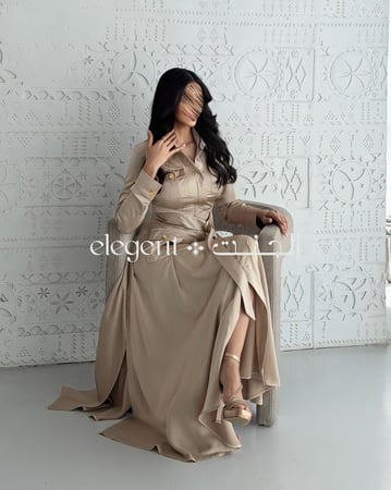 فستان أنيق بقصة كلاسيكية ولمسة عصرية