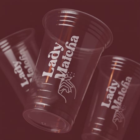 أكواب بلاستيكية