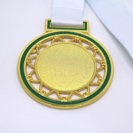 ميدالية شمس ذهبي حبل ابيض