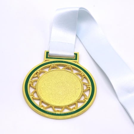 ميدالية شمس ذهبي حبل ابيض