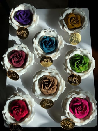 وردة بخور مع مبخرة بيضاء لمسة أنيقة وتجربة تبخير فاخرة