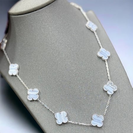 عقد عشر وردات ذهب ابيض