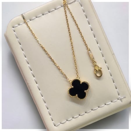 عقد ڤان كليف اسود 18k