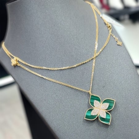 عقد ربرتو اخضر طويل