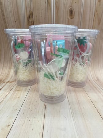 كوب شفاف مع إمكانية تعبئة الكوب بمجموعة العناية اللطيفة مع إضافة اسم