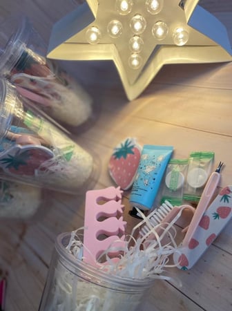 كوب شفاف مع إمكانية تعبئة الكوب بمجموعة العناية اللطيفة مع إضافة اسم