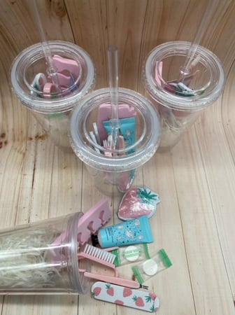 كوب شفاف مع إمكانية تعبئة الكوب بمجموعة العناية اللطيفة مع إضافة اسم