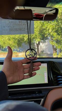 تعليقة سيارة اكريليك بالاسم مع كسرة العود