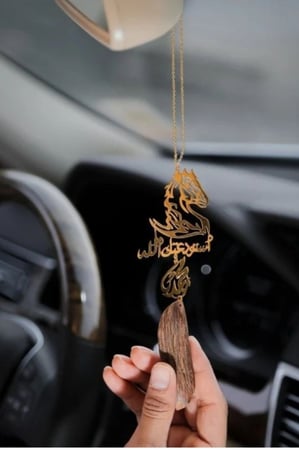 تعليقةسياره بالاسم رسمة حصان مع كسرة العود حسب الطلب