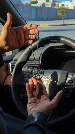 تعليقة سيارة اكريليك بالاسم مع كسرة العود