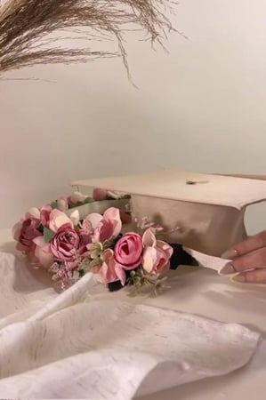 عقد ورد قبعة تخرج انيق راقي من متجر فنون كود خصم  هدايا تخرج