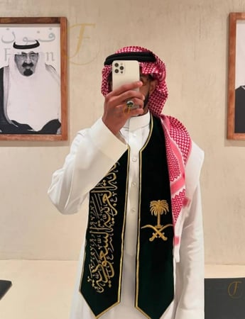 وشاح عزنا بطبعنا شال اليوم الوطني السعودي 95 الهوية الوطنية متجر فنون