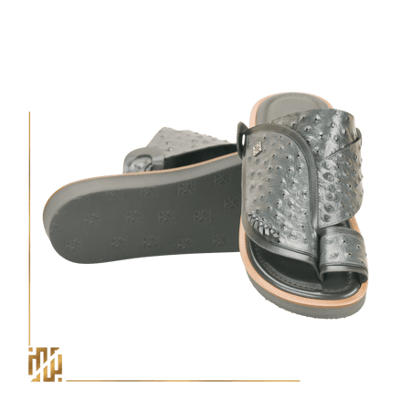 حذاء على نسق جلد النعام باللون الرصاصي