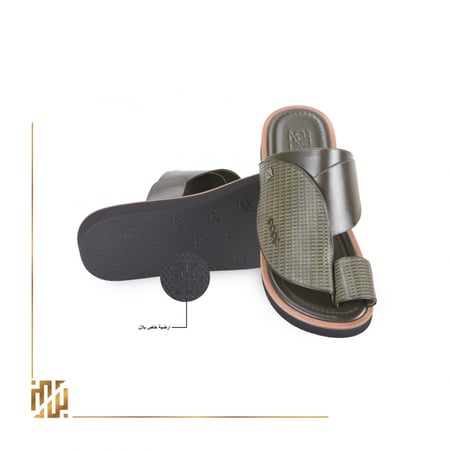 حذاء على نسق مخطط باللون الزيتي