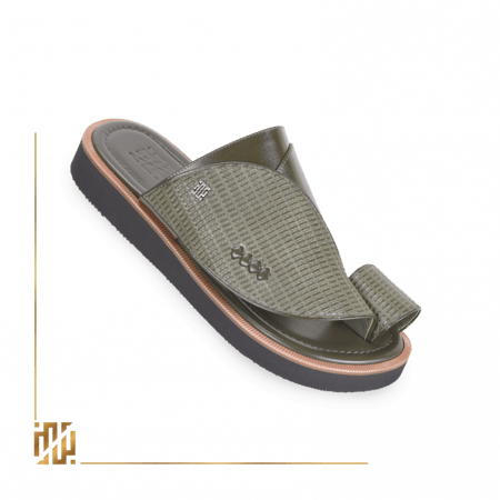 حذاء على نسق مخطط باللون الزيتي