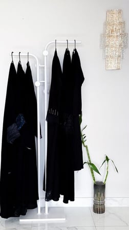 علاقة ملابس ارتفاع  174سم