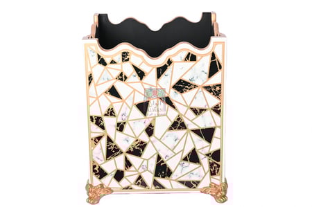 سلة مهملات مع علبة مناديل خشب