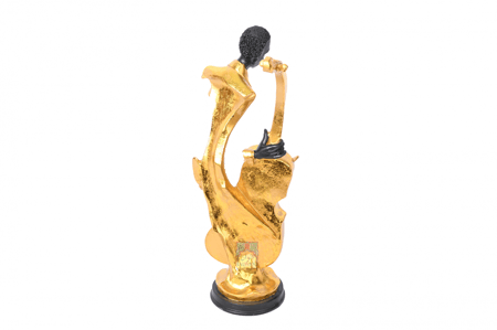مجسم العازف الذهبي
