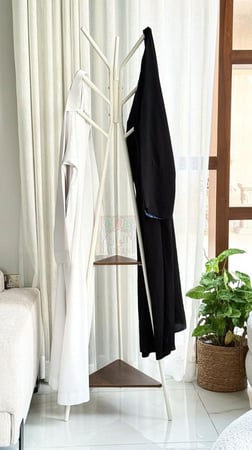 علاقة ملابس أرضية بارتفاع 180 سم - لون ابيض و خشبي - 2أرفف تخزين