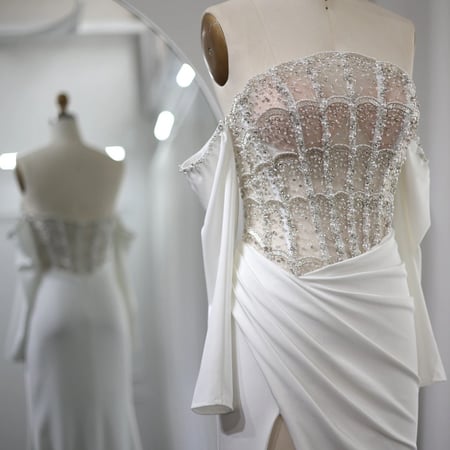 فستان سهره ابيض انيق بغتحه عاليه وصدر مشغول بالكامل