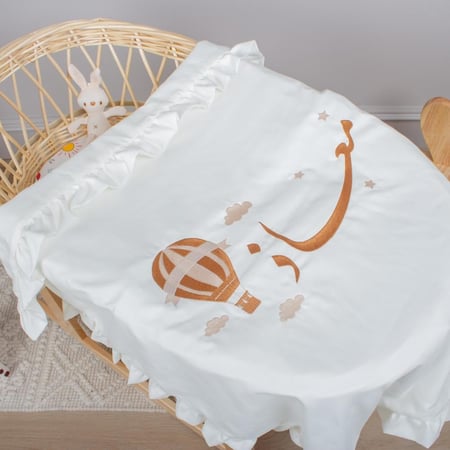 مفرش بيبي خفيف مطرّز باطراف مكشكشة