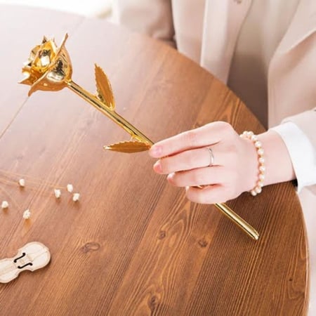 وردة مطلية ذهب