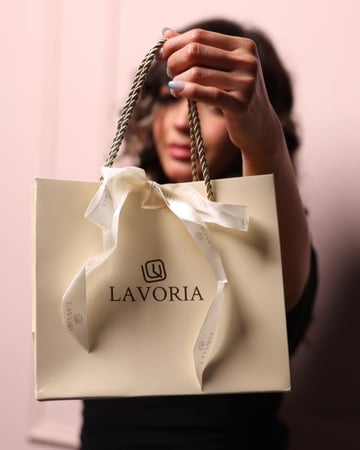 ساعة نسائية بتصميم عصري بلون ذهبي مع فضي