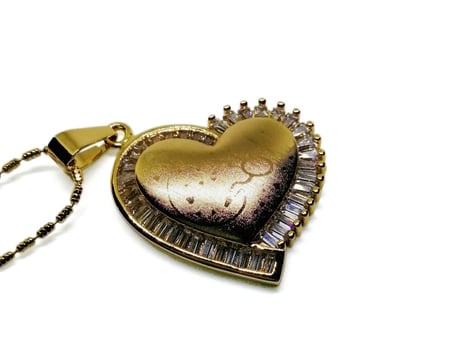 قلادة اكسسوار لون ذهبي شكل قلب منقوش عليها أمي