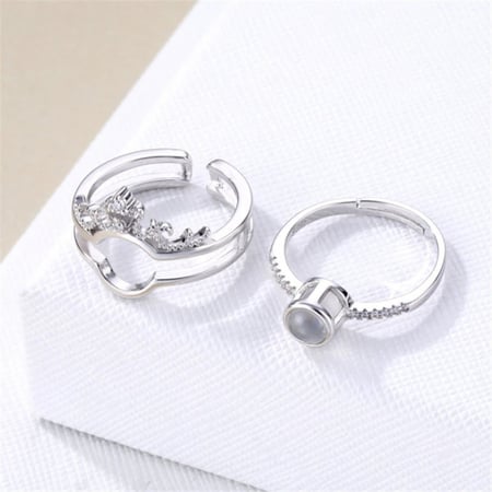 خاتم مفتوح  مرصع بفصوص يظهر من خلاله كلمة أحبك بـ 100 لغة عند تسليط الضوء عليه