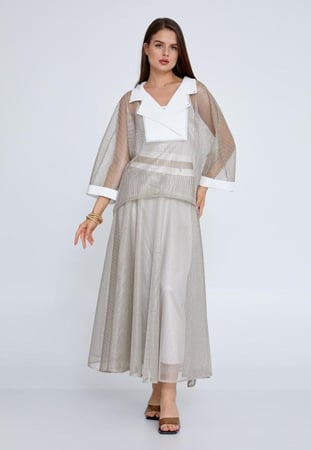 تيور مكون من ثلاث قطع من قماش مخرم ومن الخلف مزين بقطعه صغيره من الكرستال