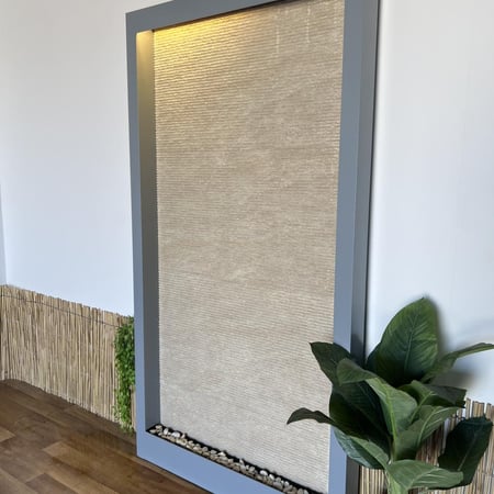 شلال جداري عملاق