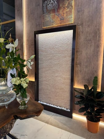 شلال جداري عملاق