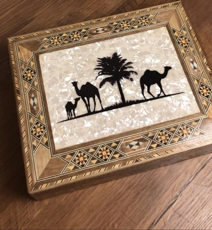 صندوق خشبي ( جمل )