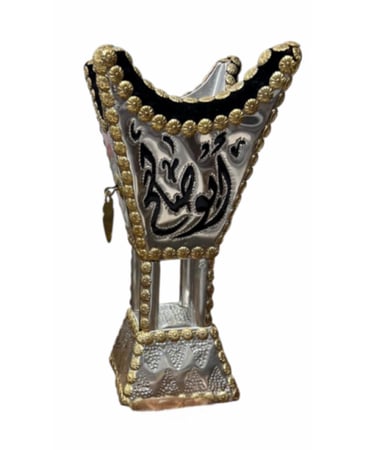 صندوق مع مبخرة وكتابة