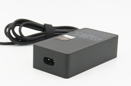 شاحن لابتوب سيرفس بوك 2 بتصميم أنيق باللون الأسود