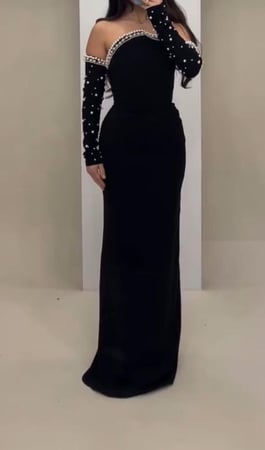 فستان لولو الأسود بتصميم كب – Black Pearl Off-Shoulder Dress