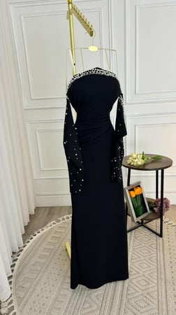 فستان لولو الأسود بتصميم كب – Black Pearl Off-Shoulder Dress