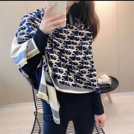 وشاح بألوان متعدده