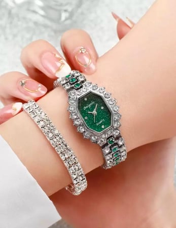 ساعة كوارتز مزينة أخضر