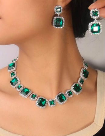 طقم مجوهرات أخضر