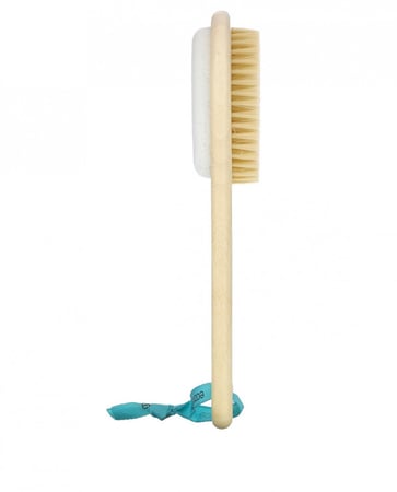 فرشاة وحجر الخفاف للأقدام