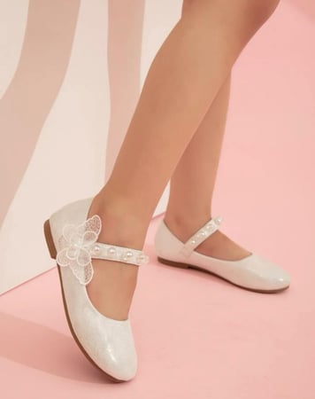 حذاء مزين باللؤلؤ