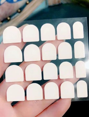 اظافر صناعيه 24 قطعه مع لواصق ومبرد