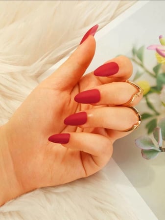 اظافر صناعيه 24 قطعه مع لواصق ومبرد