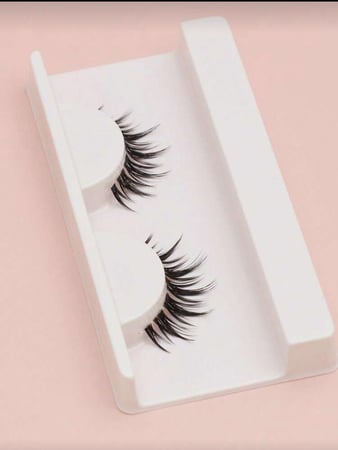 زوج من الرموش ناعمة